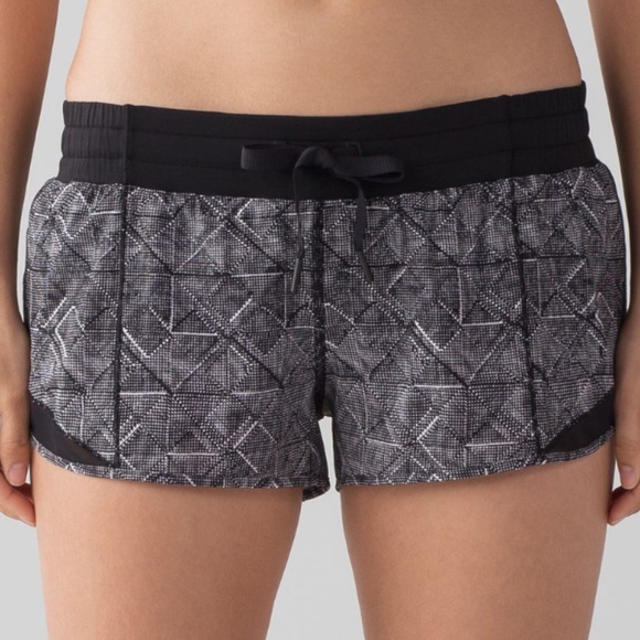Lululemon Hotty Hot Short 2.5" - Picture 2 of 5